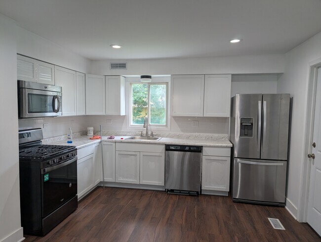 Building Photo - 254 Thornhurst Rd