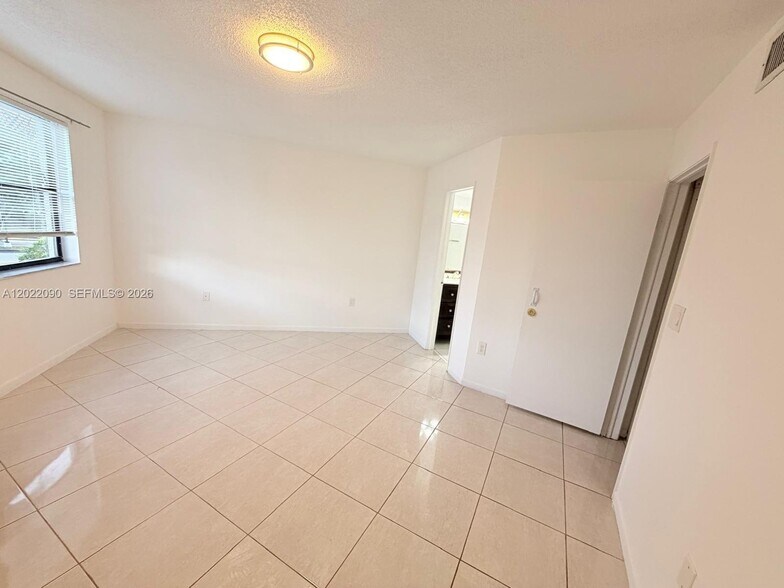 Building Photo - 9443 Fontainebleau Blvd