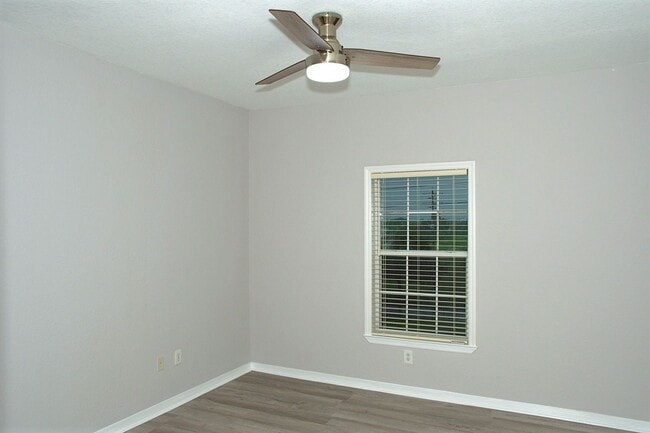 Building Photo - Gorgeous - Completely updated 2 bed 2 bath condo in gated community of Mosaic at Millenia!