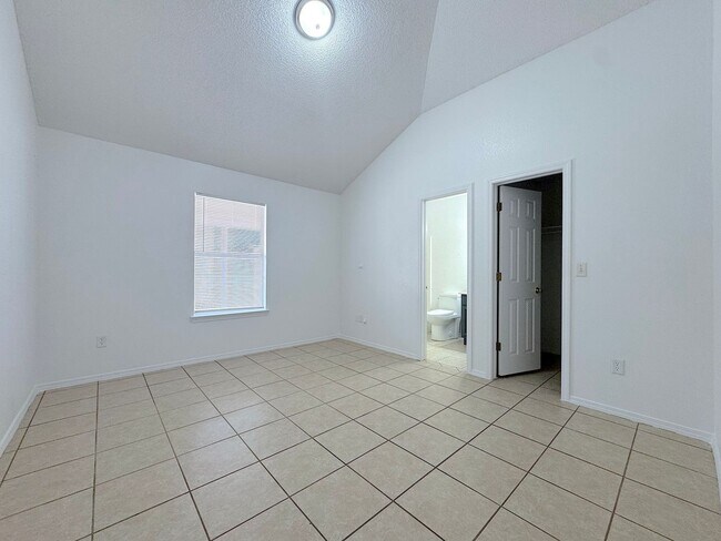 Building Photo - East El Paso 4bed/2bath All Tile Flooring!
