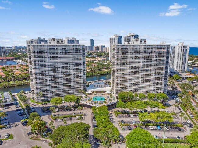 Building Photo - 3701 N Country Club Dr