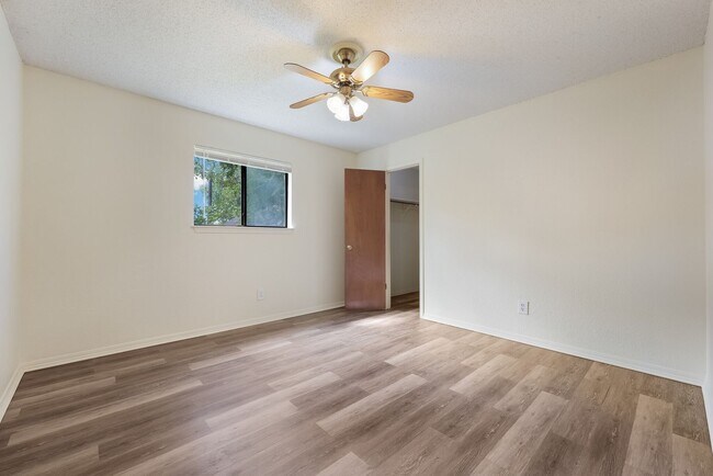 Building Photo - Holly Springs