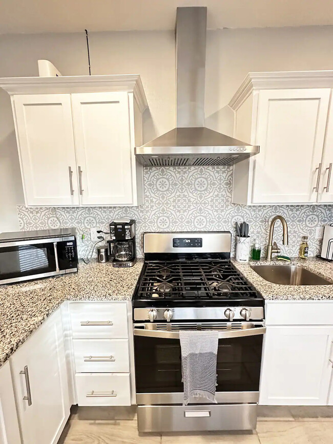 Full Kitchen - 1111 N Stevens St