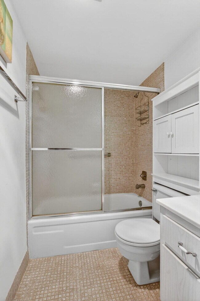 Building Photo - 2035 Ainslie C