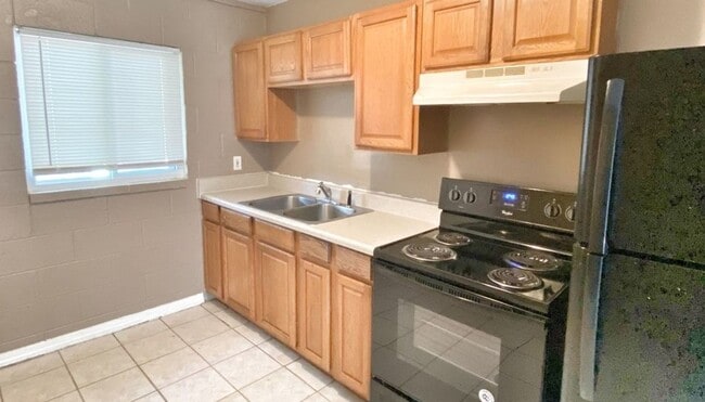 Building Photo - 2150 Saxon St