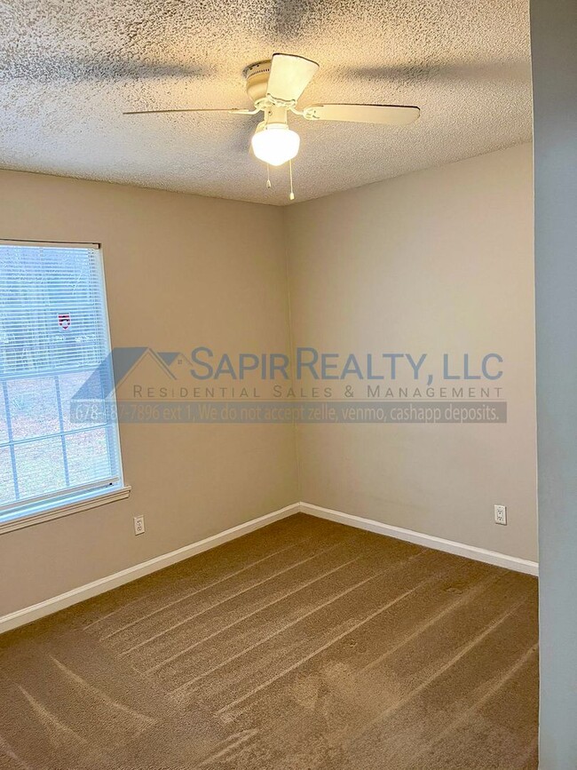 Building Photo - Inviting 3-Bedroom Home - Move in by 11/30...