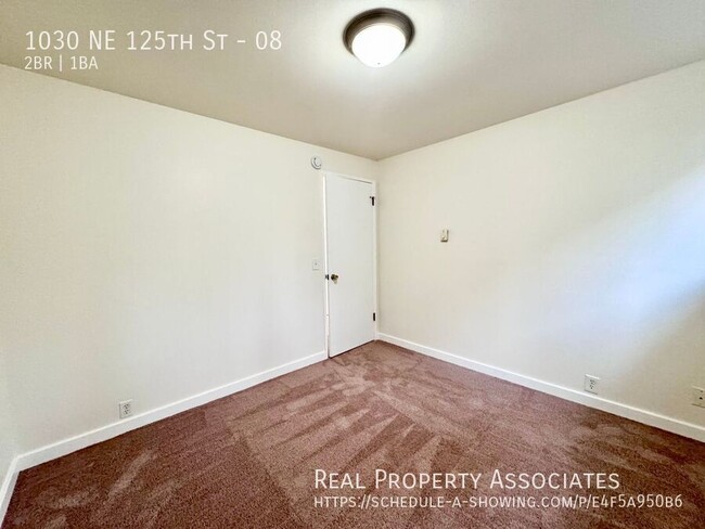 Building Photo - Spacious 2 Bedroom /1 Bath with Off Street...