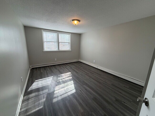 Building Photo - 682 Beech St