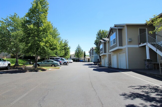 Building Photo - Light and Bright Remodeled Studio Condo in Convenient Bethany Location