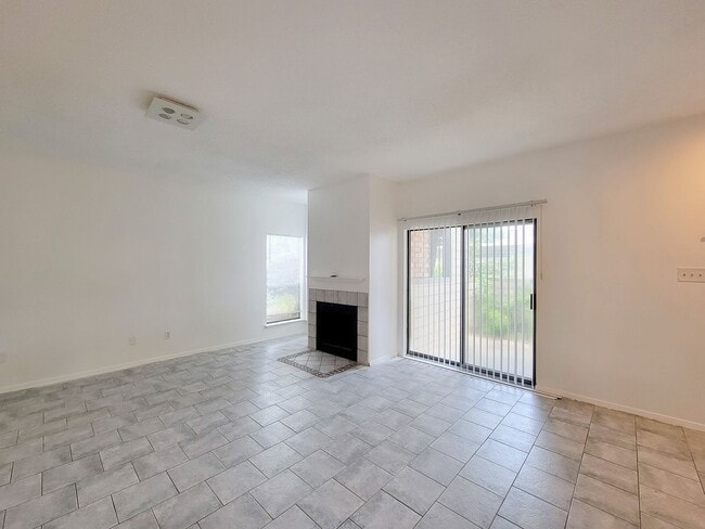 Building Photo - Spacious one of a kind 2 bedroom 2 bath condo in excellent condition. Entire condo has been paint...