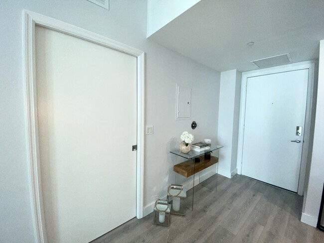Building Photo - 999 Brickell Ave