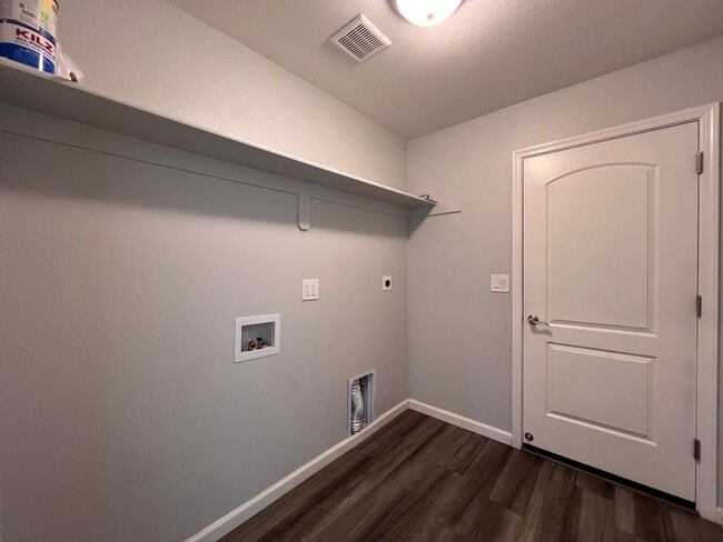 Building Photo - 4 Bedroom 2 Bathroom Fallon Home