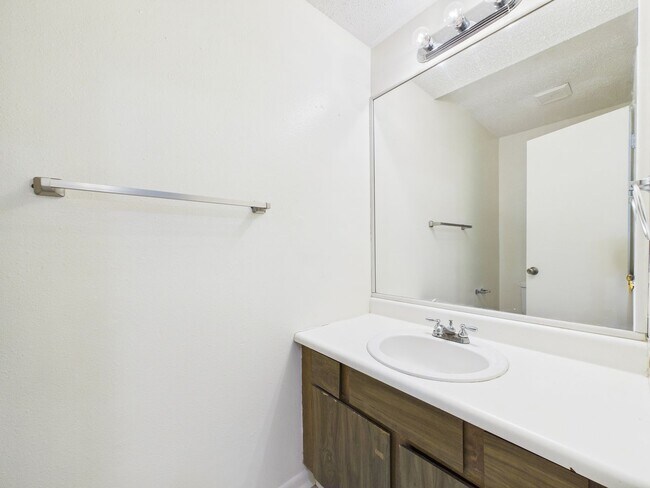 Building Photo - 809 Fox Run Ave