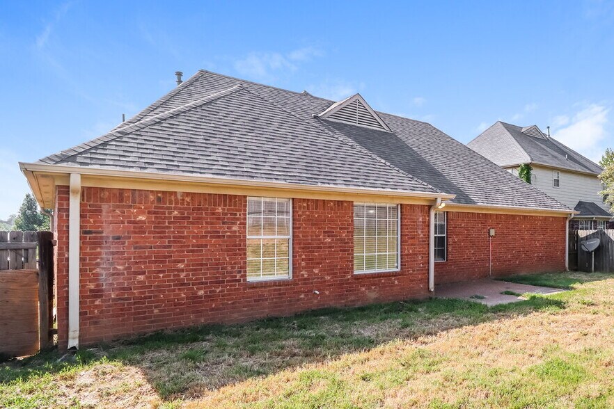 Building Photo - 1128 Red Fern Cir E