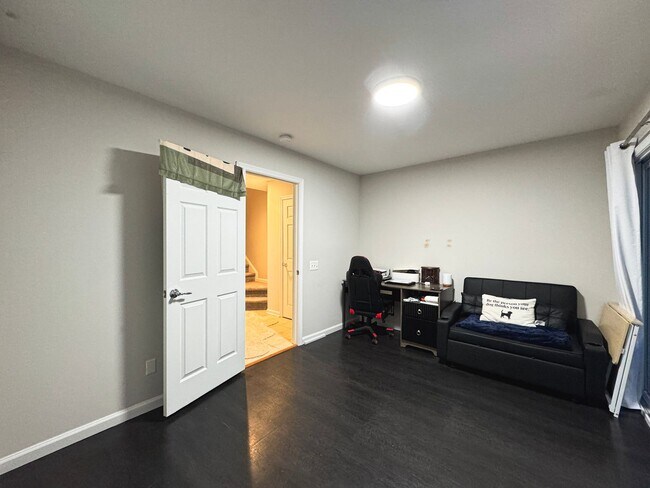 Building Photo - Beautiful 3 Bed 3.5 Bath Interior Townhome In Vibrant Brambleton Landbay