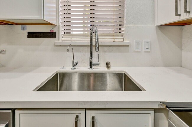 Building Photo - 614 San Conrado Terrace