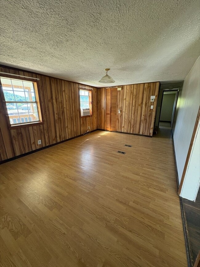 Building Photo - 1309 1/2 N Lewis St - Glenville