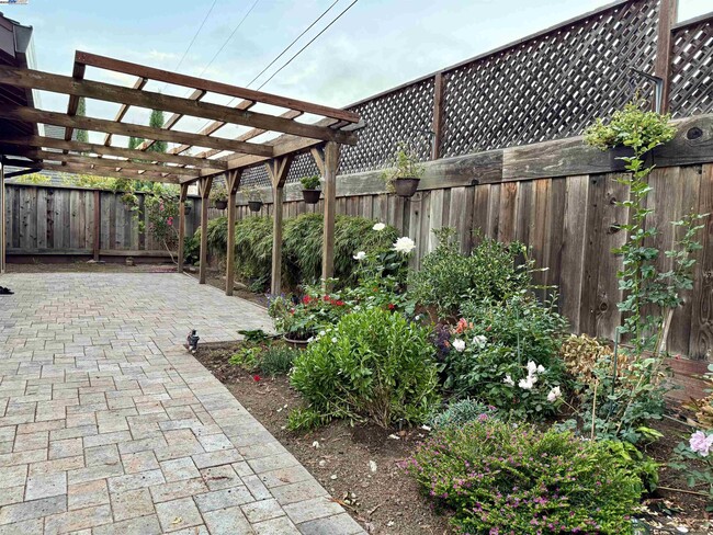 Building Photo - 10191 Yoshino Pl