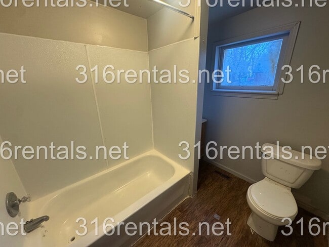 Building Photo - $1095 - 4 bed 2 bath - Single Family Home - NEWLY RENOVATED