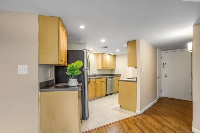 Primary Photo - 2440 16th St NW