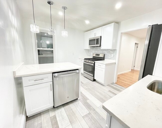 Building Photo - 22 Clinton St