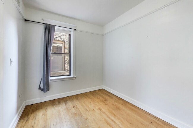 Building Photo - 2164 N Oakley Ave