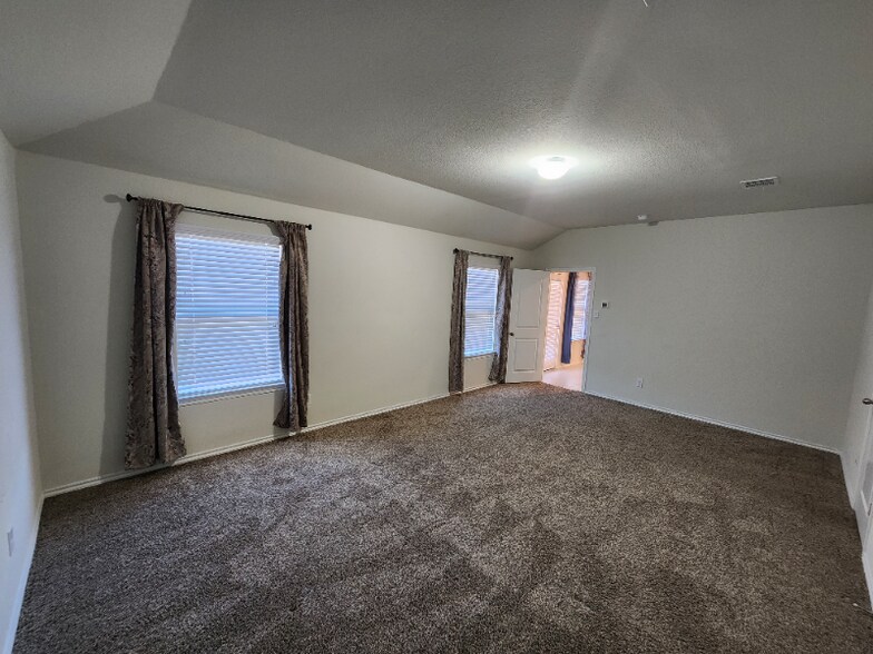 Building Photo - 1220 Meadow Creek Dr