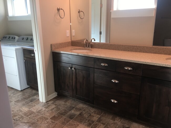 Building Photo - Modern and Spacious Townhome, NE Bend