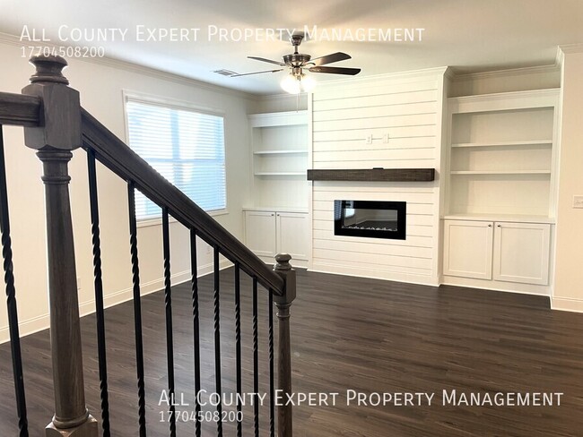 Building Photo - Beautiful Townhome in Flowery Branch