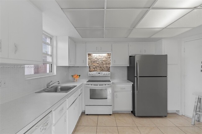 Building Photo - 1301 NE Miami Gardens Dr