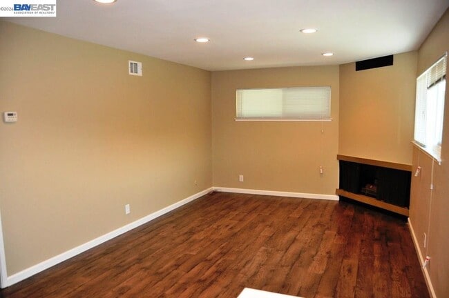 Building Photo - 1581 Mendenhall Dr