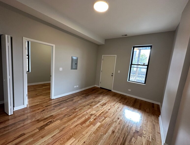 Building Photo - 3513 N Sheffield Ave