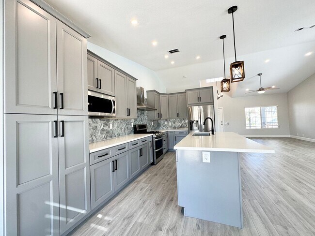 Building Photo - AVAILABLE NOW !! STUNNING 4 Bedroom 2 Bathroom POOL home in La Quinta