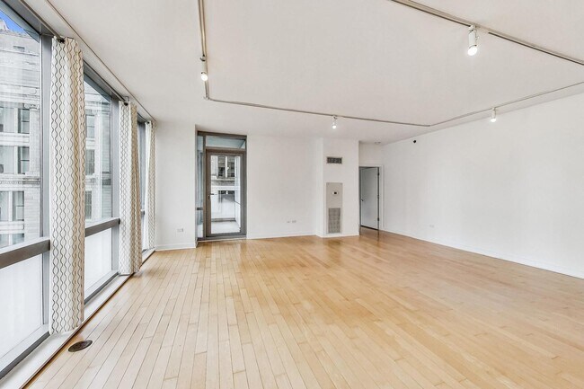 Building Photo - 8 E Randolph St