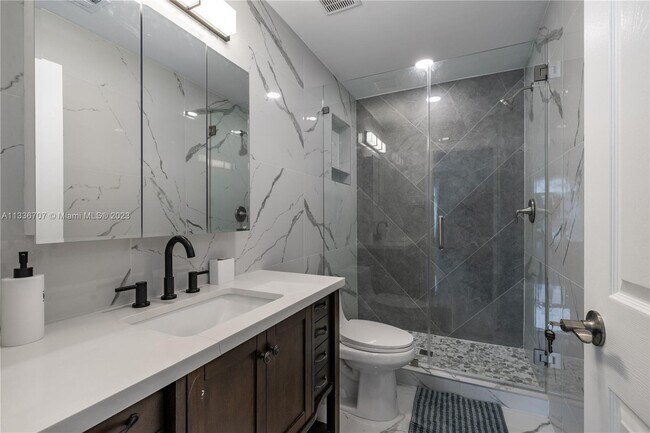 Building Photo - 4406 SW 37th Ave