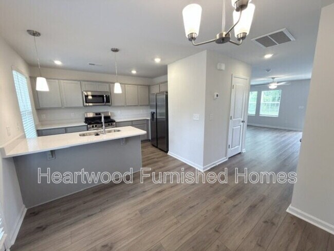 Building Photo - 807 Coburg Ln