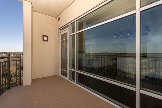 Building Photo - 2801 Wexford Dr
