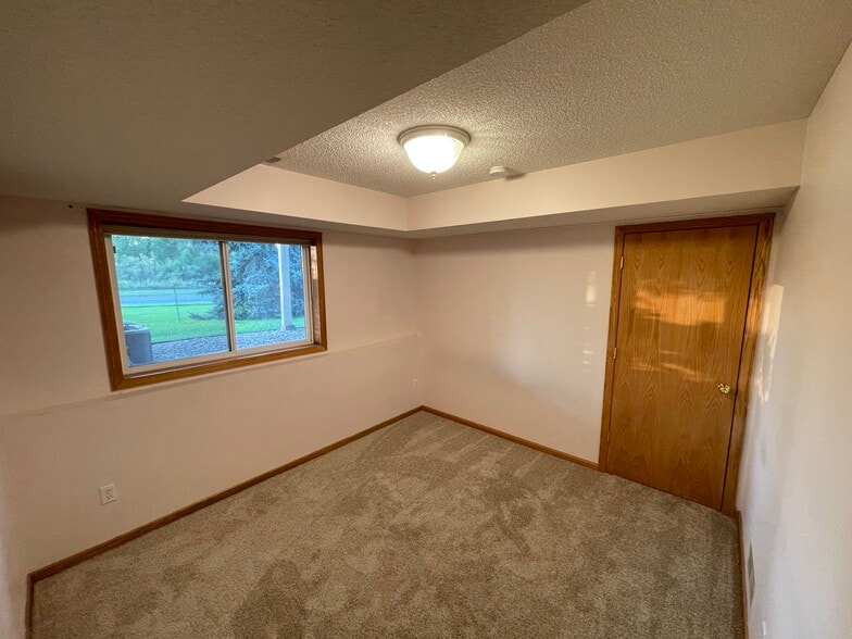 Lower level bedroom - 15115 Cimarron Ct