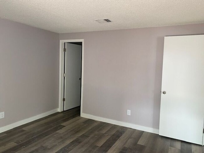 Building Photo - $2,350 Lovely Remodeled 3 Bedroom-2 bath-2...