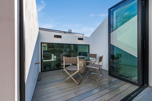 Building Photo - Hilldale