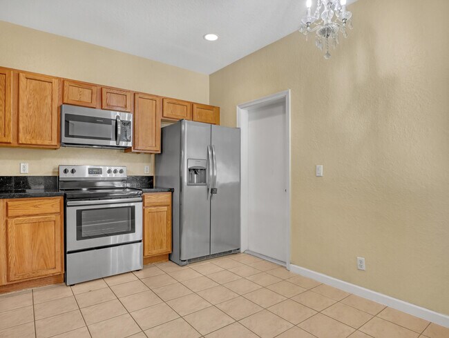 Building Photo - 2226 Oakmont Dr