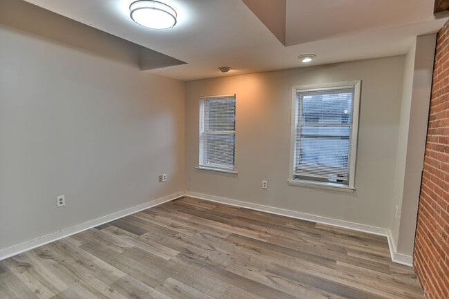 Building Photo - Charming 3 Bedroom on Grand St