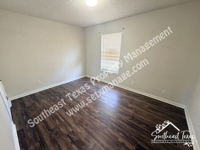 Building Photo - 977 Center St