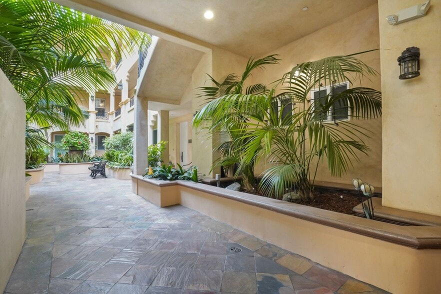 Building Photo - 16123 Sunset Blvd