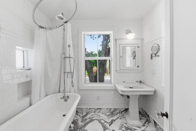 Building Photo - 1615 Monroe St