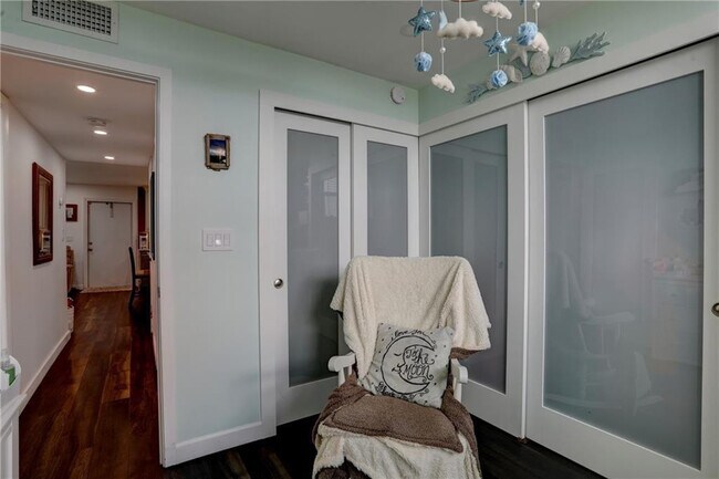 Building Photo - 2400 NE 10th St