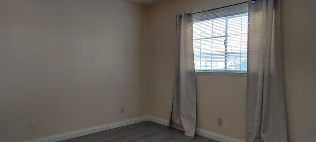 Building Photo - DOWNSTAIRS UNIT. 1 BEDROOM AND 1 BATHROOM....