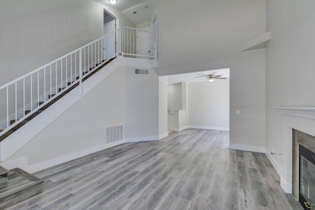 Building Photo - Stylish 2-Bedroom Townhome in Henderson!