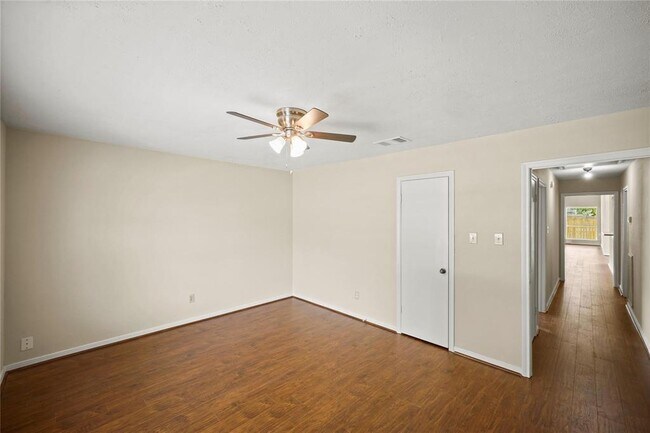 Building Photo - 3409 Meadway Dr