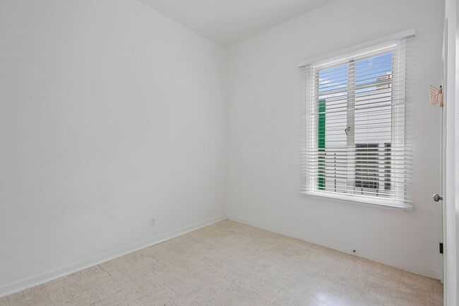 Building Photo - 546 Green St